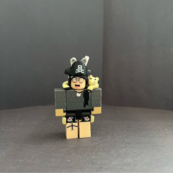 Roblox Celebrity Series Figure With Disaster Survival Helmet - Picture 1 of 3